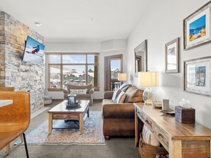 Una Smart TV, una chimenea, un reproductor de DVD