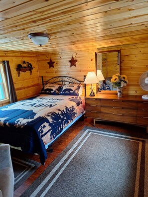 3 bedrooms, free WiFi, bed sheets - Cabin tucked into the woods! Trail access for ATV/UTV & snowmobiles. 






 
  (Pembine)