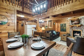 Smart TV, fireplace, Hulu, DVD player - Winter Special!  - 5 Minutes to Gatlinburg! (Gatlinburg)