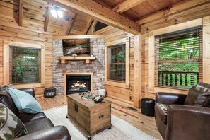 Smart TV, fireplace, Hulu, DVD player - Winter Special!  - 5 Minutes to Gatlinburg! (Gatlinburg)