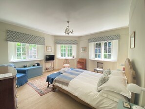 Decoración personalizada, muebles diferentes y ropa de cama 