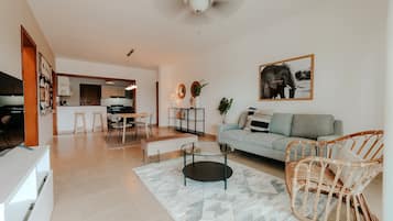 Apartment | Wohnbereich | 50-Zoll-Smart-TV mit Kabelempfang, Fernseher, Netflix