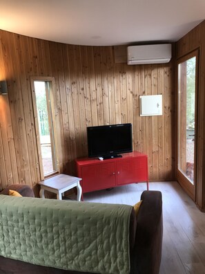 Living area - Chalet in the heart of nature with swimming pool on a property of several hectares (BARJOLS)