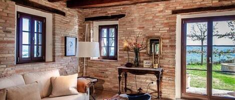 TV, fireplace