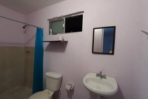 Shower, towels, soap, toilet paper - El Costeñito Hostal - Hostel (Veracruz)