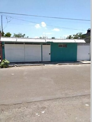 Front of property - El Costeñito Hostal - Hostel (Veracruz)