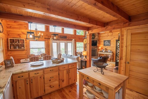 Your Hideout Near Hot Spots | 5 Mins to Great Eats | Buena Vista Log Cabin