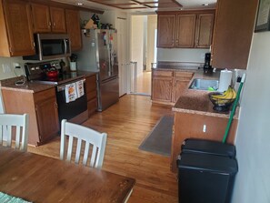 Fridge, microwave, oven, stovetop - DTC Family/Kid Friendly 3000 Sq ft Home (Centennial)