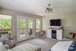4 bedrooms, iron/ironing board, free WiFi, bed sheets - Lake Townhome - Walk to Lees' Ford Marina (Nancy)