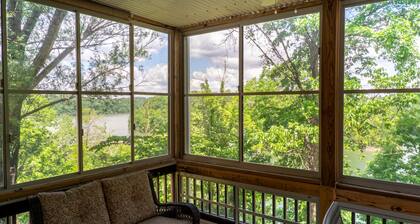 Lake Townhome - Walk to Lees' Ford Marina