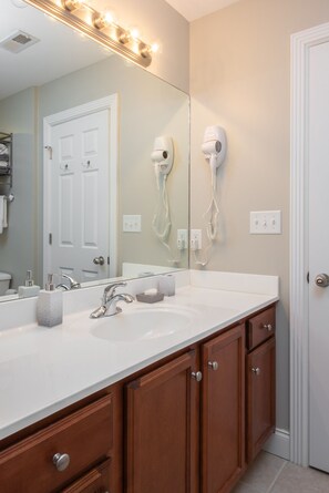 Ensemble douche/baignoire, sèche-cheveux, serviettes fournies, savon