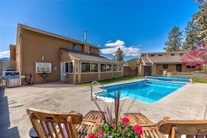 Outdoor pool - OASIS RETREAT - FAMILY HOME WITH POOL IN GREAT LOCATION (West Kelowna)
