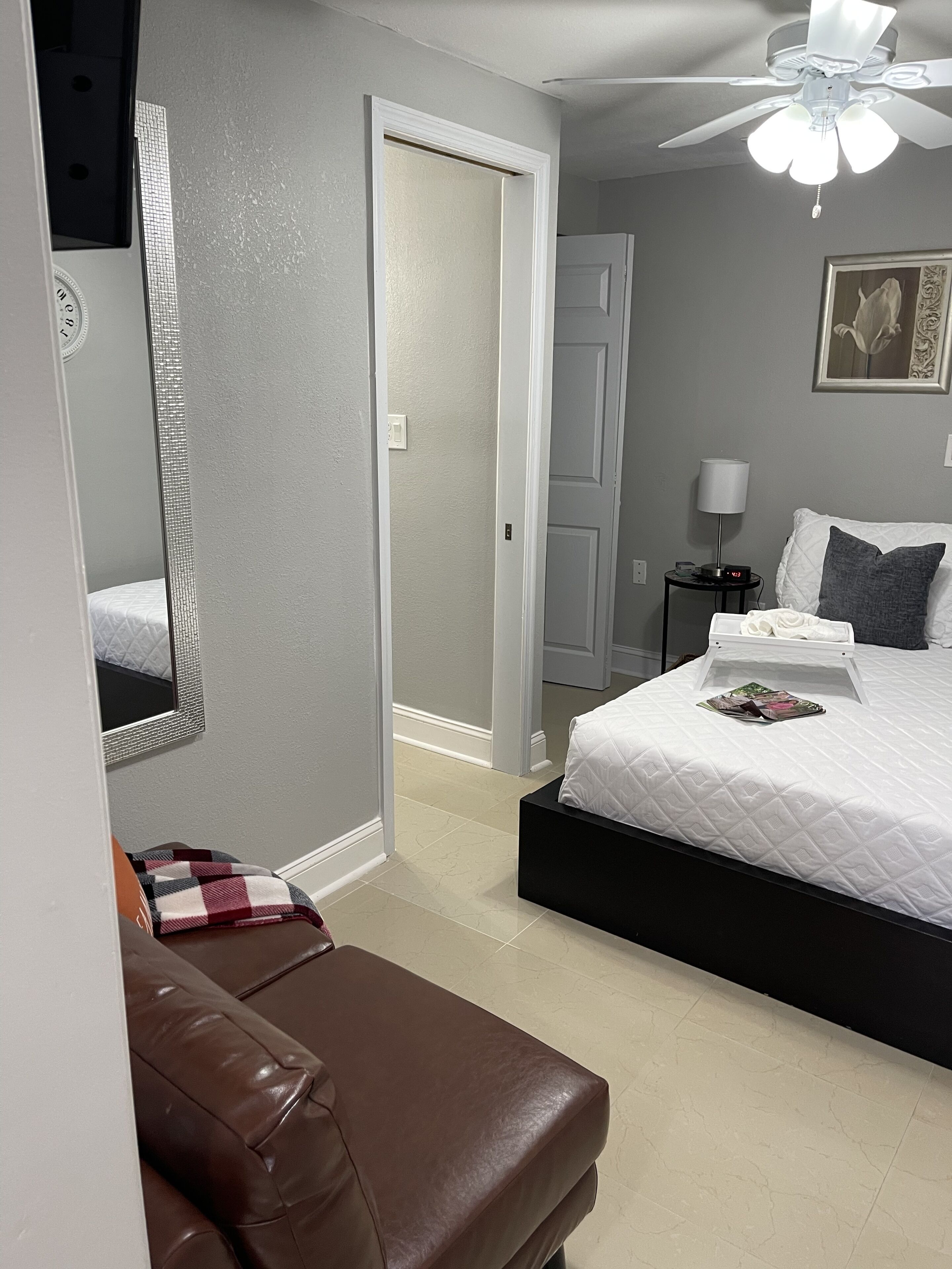 1 多间卧室、客房内保险箱、免费 WiFi、床单