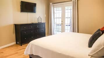 3 bedrooms, desk, iron/ironing board, free WiFi