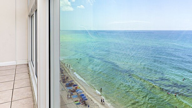 Un balcón con vista a la playa y al océano.
