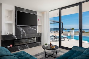 TV, fireplace