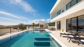 Piscine à débordement
