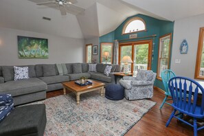 Een televisie, een dvd-speler en een stereo