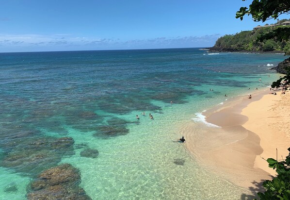 靠近海滩、沙滩椅、沙滩毛巾