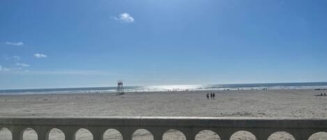 Una spiaggia nelle vicinanze, lettini da mare, teli da spiaggia