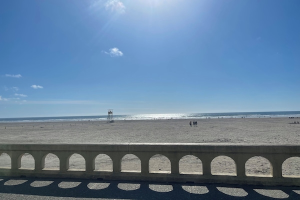 Tæt på stranden, liggestole, badehåndklæder