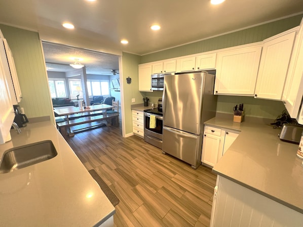 Frigorifero, microonde, forno, piano cottura