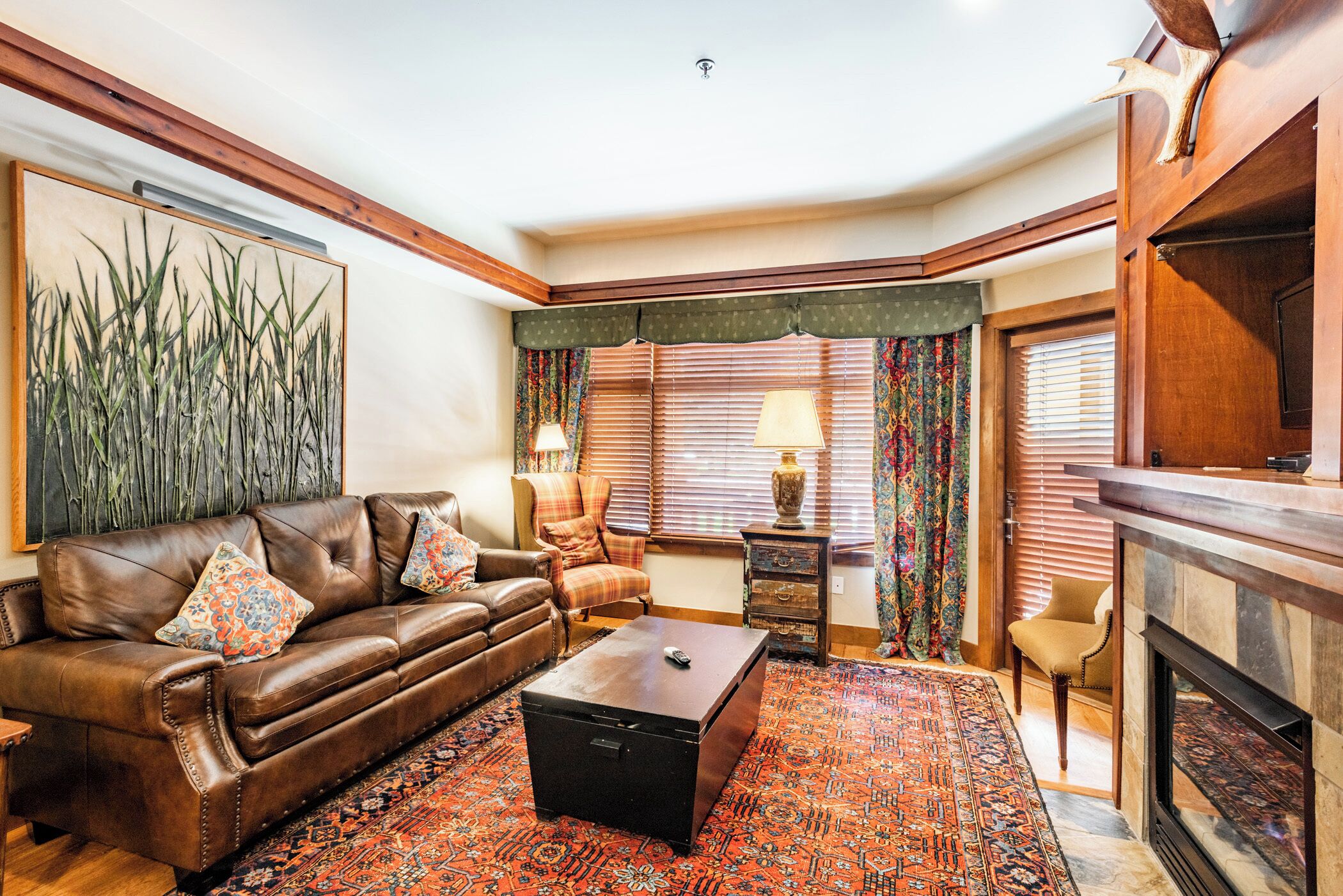 Smart TV, fireplace, DVD player