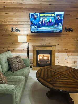 Fernseher, Kamin, Bücher