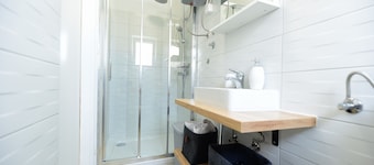 Apartment in an attractive terraced house with a garage