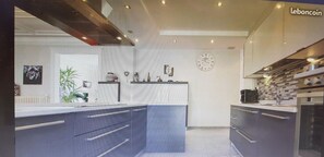 冷蔵庫、電子レンジ、オーブン、コンロ