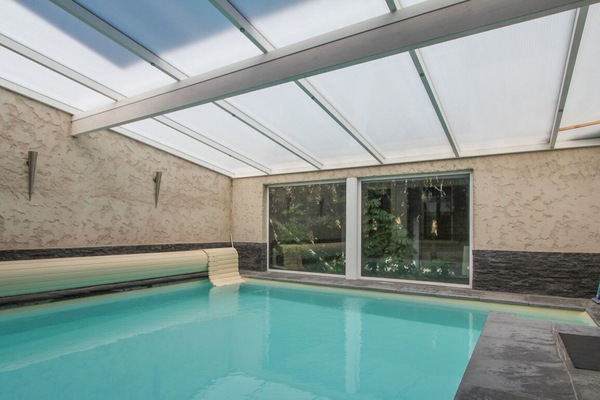 Utendørsbasseng og et oppvarmet basseng