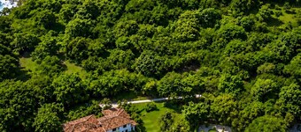 2 min walk private path to the beach . Beach club . Daily maid . Free ATVs