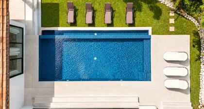 2 min walk private path to the beach . Beach club . Daily maid . Free ATVs
