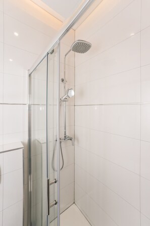 Douche, serviettes fournies