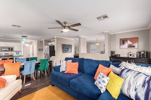 TV connectée, cheminée, lecteur de DVD, vidéothèque