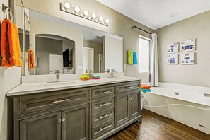 Combined shower/tub, hair dryer, towels, soap - View Fireworks, Restaurants, Stadiums, Heated Pool (Peoria)