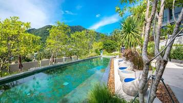 Una piscina al aire libre, una piscina climatizada