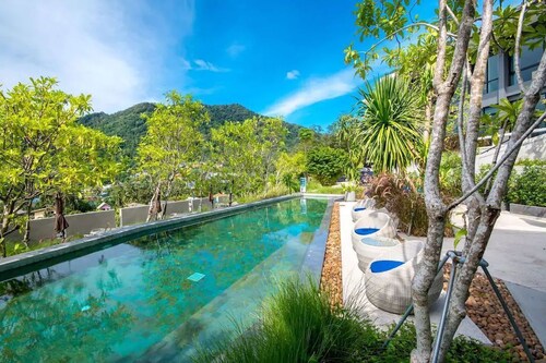 Ultimate 360 Deg, All Glass  18' Ceilings Sky-Villa Penthouse