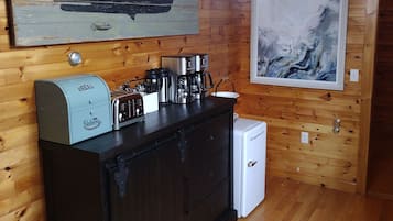 Kühlschrank, Mikrowelle, Wasserkocher mit Kaffee-/Teezubehör, Toaster