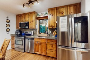 Kühlschrank, Mikrowelle, Ofen, Herdplatte