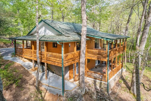Mountain retreat with decks, firepit, pool table, and fireplace - dogs OK