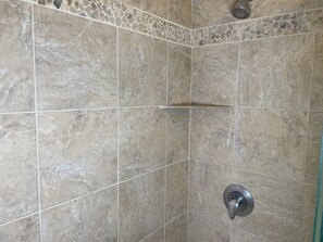Douche, sèche-cheveux, serviettes fournies, savon