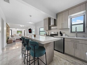 Fridge, microwave, oven, stovetop - The Velvet Palm | Pool | Hot Tub | Midtown (Miami)