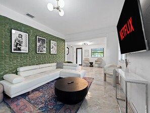 Smart TV - The Velvet Palm | Pool | Hot Tub | Midtown (Miami)