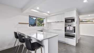 Jääkaappi, mikroaaltouuni, uuni, liesi