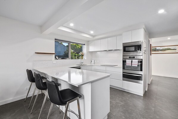 Kjøleskap, mikrobølgeovn, ovn og kokeplater