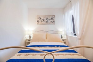2 bedrooms, free WiFi, bed sheets - Apartment Ana in the center of Baška (Baška)