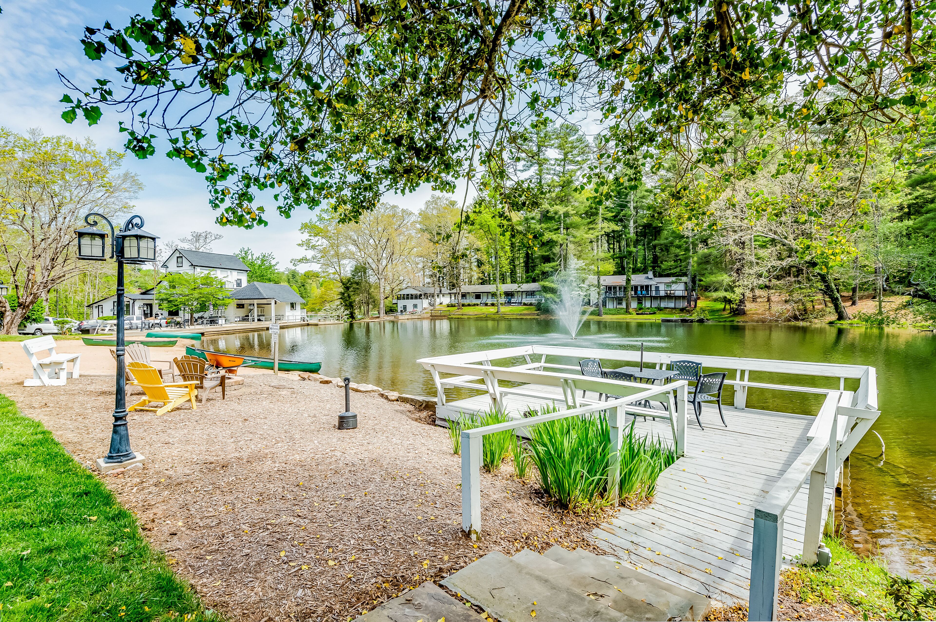Adorable, dog-friendly studio with WiFi, full kitchen, pool, & lake access