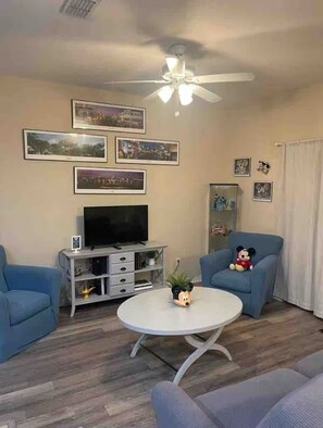 TV connectée, lecteur de DVD, baby-foot, livres
