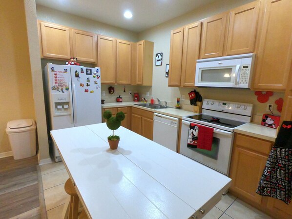 Køleskab, mikrobølgeovn, ovn, kogeplade